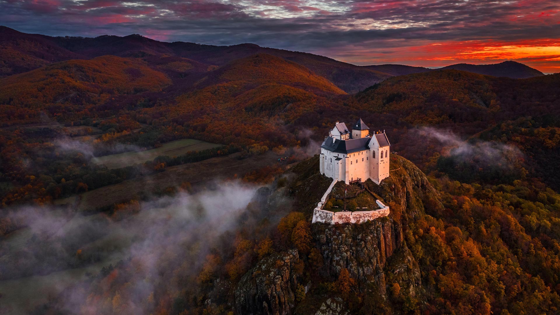 匈牙利桑佩伦山上的菲泽尔城堡