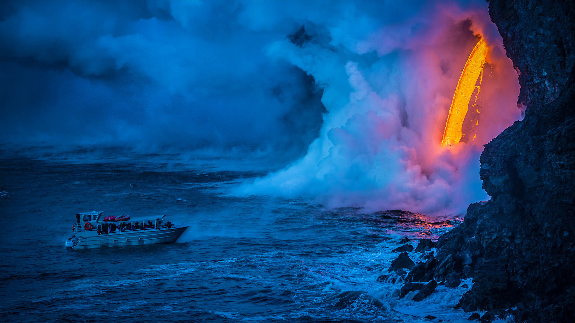 一艘游船经过时熔岩流撞击水面产生爆炸夏威夷火山-www.todaybing.com 必应壁纸 必应美图