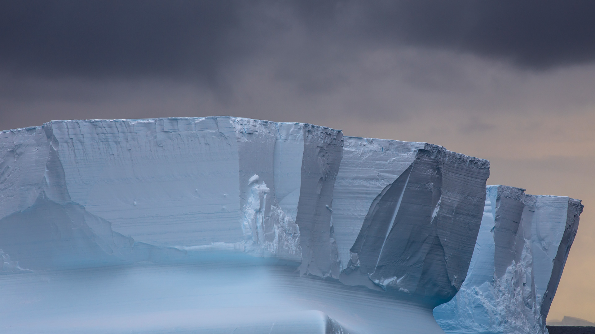 罗斯海的冰山，南极洲 罗斯海-www.todaybing.com 必应壁纸 必应美图
