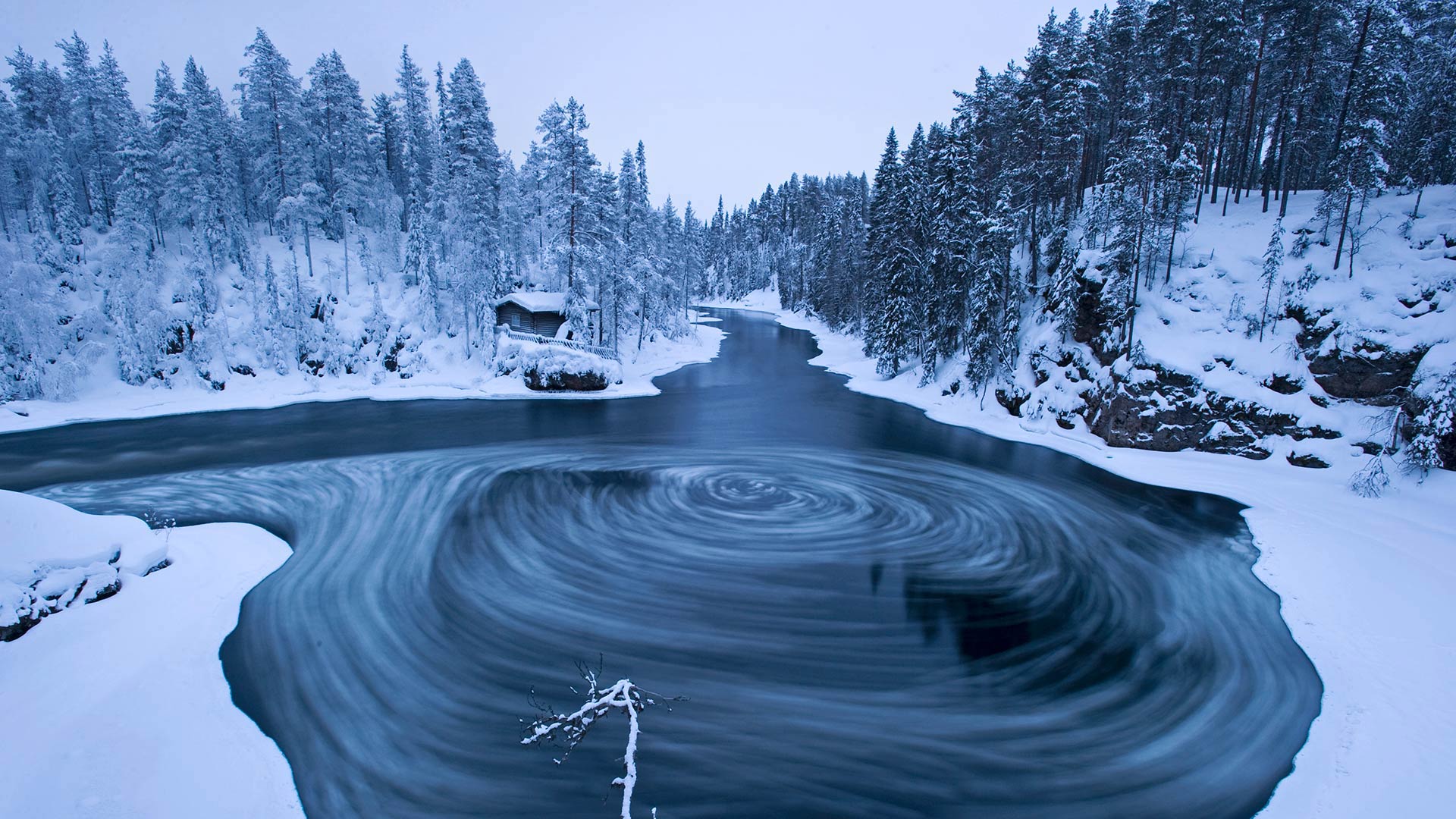 冬季奥兰卡国家公园Myllykoski风景区中的漩涡漩涡-www.todaybing.com 必应壁纸 必应美图